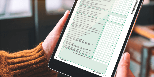 Tablet auf dem ein Steuerformular abgebildet ist