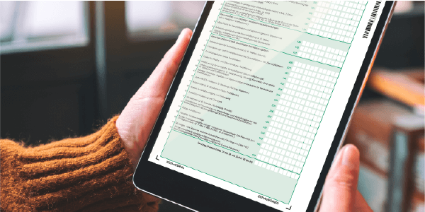 Tablet, auf dem ein Steuerformular abgebildet ist